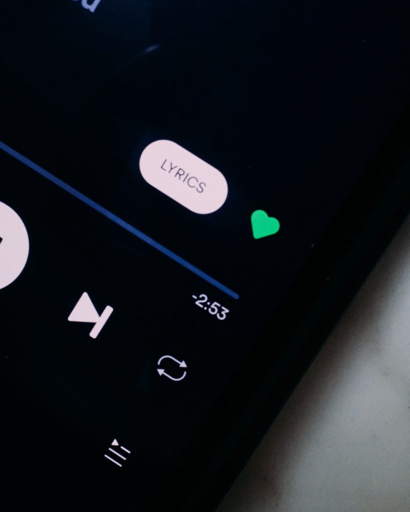Spotify has announced that it will let users share quotes directly from podcasts to social media and messaging apps like whatsapp, twitter and snapchat
