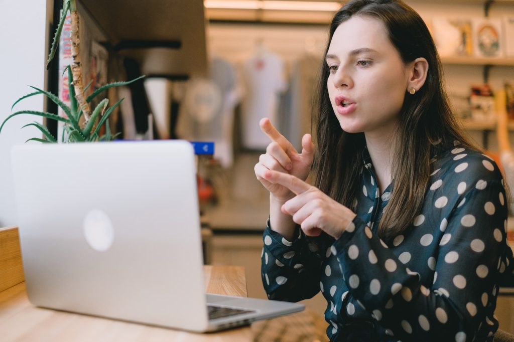 How to develop an online business? pexels shvets production 7516353