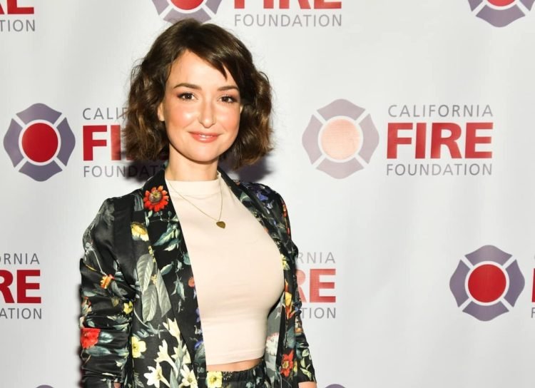 AT&T Commercial Girl Milana Vayntrub’s Bio, Net Worth, Career & More ...
